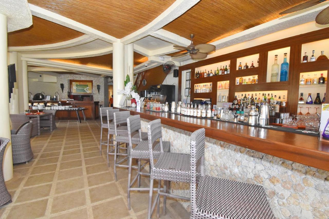 Ambassador In Paradise Balabag  Extérieur photo The bar at the Beach Club