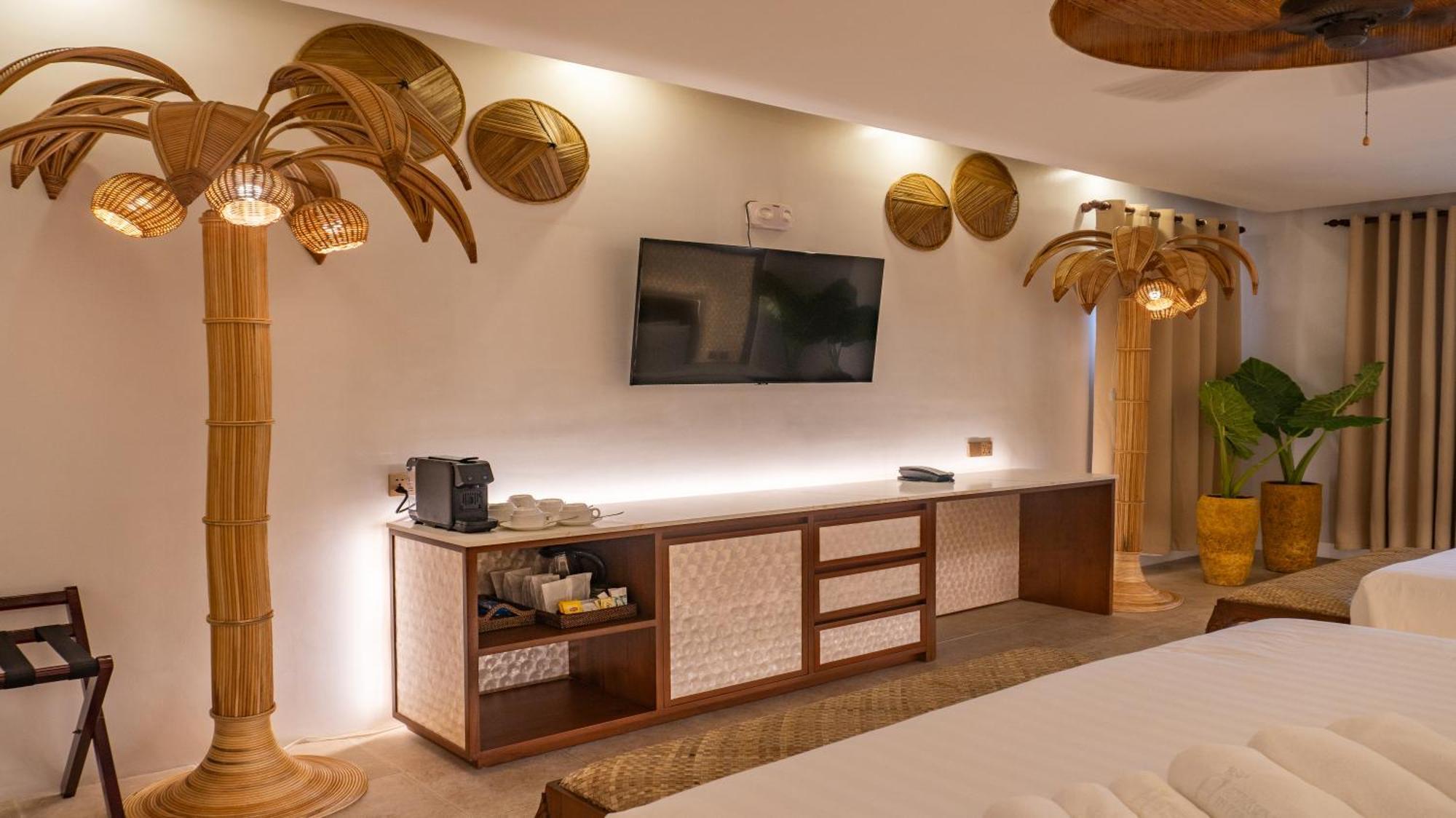 Ambassador In Paradise Balabag  Extérieur photo A room at the resort